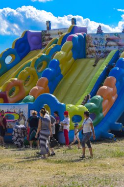 Zarechany, Ukrayna - 10 Haziran 2018. Çocuk şişme bir atlıkarınca üstünde oyun. Zarechany köyü Festivali sakinlerinin toplantı. Genel olayları, sadaka, kırsal toplum