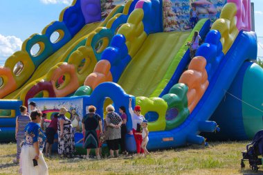 Zarechany, Ukrayna - 10 Haziran 2018. Çocuk şişme bir atlıkarınca üstünde oyun. Zarechany köyü Festivali sakinlerinin toplantı. Genel olayları, sadaka, kırsal toplum
