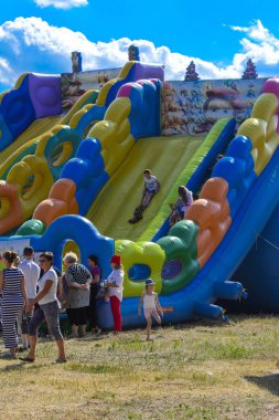 Zarechany, Ukrayna - 10 Haziran 2018. Çocuk şişme bir atlıkarınca üstünde oyun. Zarechany köyü Festivali sakinlerinin toplantı. Genel olayları, sadaka, kırsal toplum