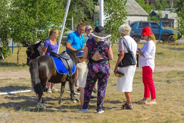 Zarechany ウクライナ 2018 乗馬を楽しむ 祭では Zarechany の村の住民の会合 公共のイベント チャリティー 農村社会 — ストック写真