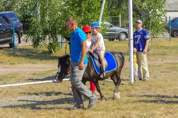 Zarechany ウクライナ 2018 乗馬を楽しむ 祭では Zarechany の村の住民の会合 公共のイベント チャリティー 農村社会 — ストック写真