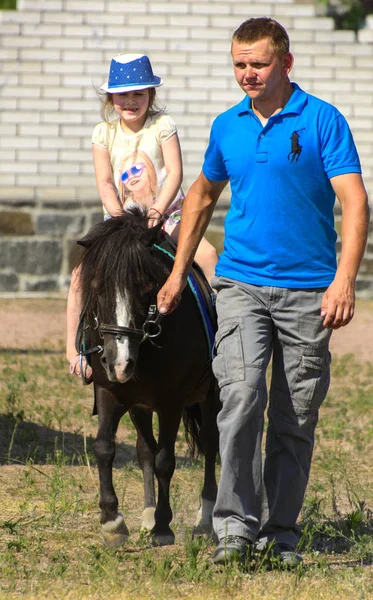 Zarechany ウクライナ 2018 乗馬を楽しむ 祭では Zarechany の村の住民の会合 公共のイベント チャリティー 農村社会 — ストック写真