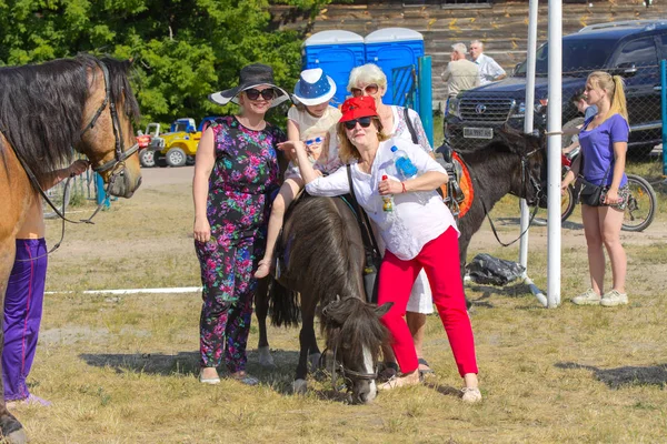 Zarechany ウクライナ 2018 乗馬を楽しむ 祭では Zarechany の村の住民の会合 公共のイベント チャリティー 農村社会 — ストック写真
