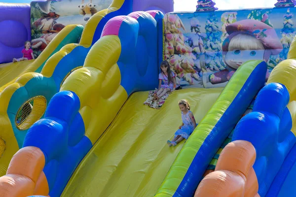 Zarechany, Ukrayna - 10 Haziran 2018. Çocuk şişme bir atlıkarınca üstünde oyun. Zarechany köyü Festivali sakinlerinin toplantı. Genel olayları, sadaka, kırsal toplum