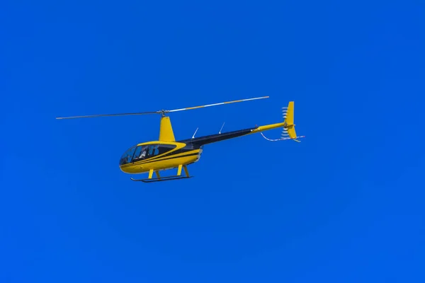 Helicóptero Privado Amarelo Voo Contra Fundo Céu Azul Brilhante Com — Fotografia de Stock