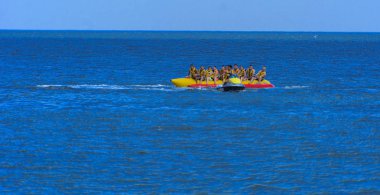 Odessa, Ukrayna - 8 Ağustos 2018. Turistler eğleniyor ve scooter deniz yoluyla taşıma kırmızı ve sarı şişme muz, binme keyfini çıkarın. Yaz tatili, tatil ve seyahat kavramı