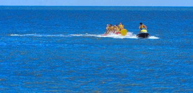 Odessa, Ukrayna - 8 Ağustos 2018. Turistler eğleniyor ve scooter deniz yoluyla taşıma kırmızı ve sarı şişme muz, binme keyfini çıkarın. Yaz tatili, tatil ve seyahat kavramı