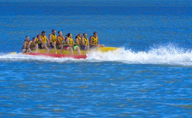Odessa, Ukrayna - 8 Ağustos 2018. Turistler eğleniyor ve scooter deniz yoluyla taşıma kırmızı ve sarı şişme muz, binme keyfini çıkarın. Yaz tatili, tatil ve seyahat kavramı