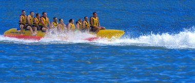 Odessa, Ukrayna - 8 Ağustos 2018. Turistler eğleniyor ve scooter deniz yoluyla taşıma kırmızı ve sarı şişme muz, binme keyfini çıkarın. Yaz tatili, tatil ve seyahat kavramı