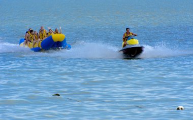 Odessa, Ukrayna - 8 Ağustos 2018. Turistler eğleniyor ve scooter deniz yoluyla taşıma kırmızı ve sarı şişme muz, binme keyfini çıkarın. Yaz tatili, tatil ve seyahat kavramı