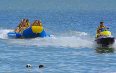 Odessa, Ukrayna - 8 Ağustos 2018. Turistler eğleniyor ve scooter deniz yoluyla taşıma kırmızı ve sarı şişme muz, binme keyfini çıkarın. Yaz tatili, tatil ve seyahat kavramı