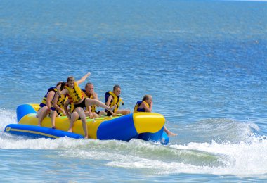 Odessa, Ukrayna - 8 Ağustos 2018. Turistler eğleniyor ve scooter deniz yoluyla taşıma kırmızı ve sarı şişme muz, binme keyfini çıkarın. Yaz tatili, tatil ve seyahat kavramı
