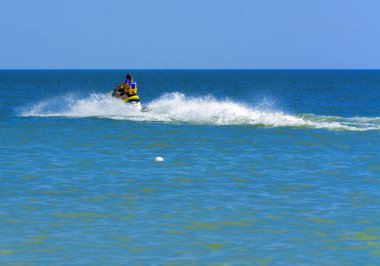 Odessa, Ukrayna - 8 Ağustos 2018. Turistler eğleniyor ve zevk ile denizde bir scooter sürme keyfini çıkarın. İki kişi bir su scooter üzerinde. Yaz tatili, tatil ve seyahat.