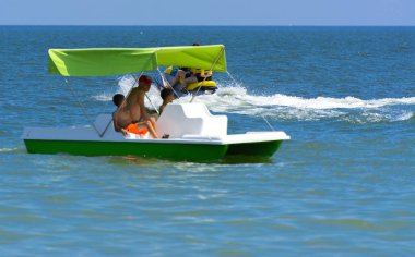 Odessa, Ukrayna - 8 Ağustos 2018. Turistler eğleniyor ve denizde su Bisiklete binmek zevk. Üç kişi bir su Katamaran üzerinde. Yaz tatili, tatil ve seyahat.