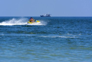 Odessa, Ukrayna - 8 Ağustos 2018. Turistler eğleniyor ve zevk ile denizde bir scooter sürme keyfini çıkarın. İki kişi bir su scooter üzerinde. Yaz tatili, tatil ve seyahat.