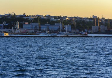 Odessa, Ukrayna - 08 Ağustos 2018. Denizin muhteşem manzara yumuşak bir ışık gün batımından önce şehrin kıyı şeridinde. Yüksek katlı binalar ve sahilde ticari yapılar