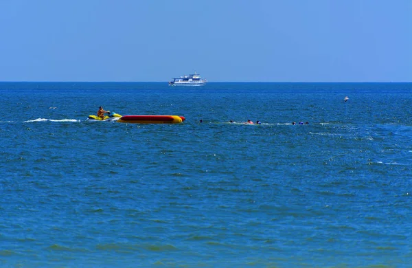 Odessa Ucrânia Agosto 2018 Turistas Divertem Gostam Montar Uma Banana — Fotografia de Stock