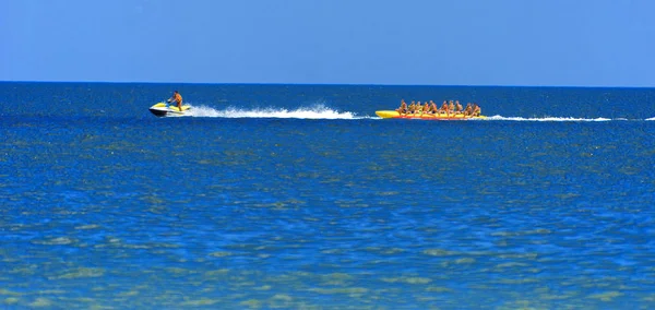 Odessa Ukrayna Ağustos 2018 Turistler Eğleniyor Scooter Deniz Yoluyla Taşıma — Stok fotoğraf