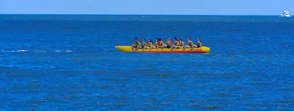 Odessa Ukrayna Ağustos 2018 Turistler Eğleniyor Scooter Deniz Yoluyla Taşıma — Stok fotoğraf