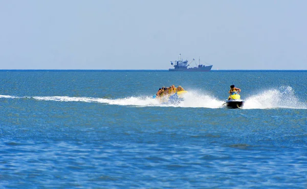 Odessa Ucrânia Agosto 2018 Turistas Divertem Gostam Montar Uma Banana — Fotografia de Stock