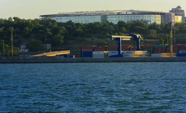 Odessa, Ukrayna - 08 Ağustos 2018. Denizin muhteşem manzara yumuşak bir ışık gün batımından önce şehrin kıyı şeridinde. Yüksek katlı binalar ve sahilde ticari yapılar