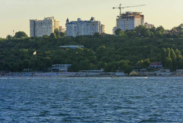 乌克兰奥德萨 2018年8月8日 在柔和的灯光下 从海上可以看到城市的沿海地带 岸上的高层建筑和商业设施 — 图库照片
