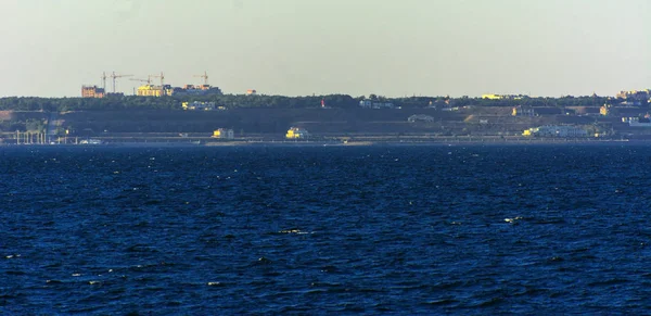 Великолепная Панорама Вид Моря Прибрежную Полосу Города Заката Мягком Солнечном — стоковое фото