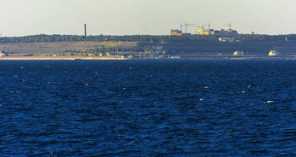 Великолепная Панорама Вид Моря Прибрежную Полосу Города Заката Мягком Солнечном — стоковое фото