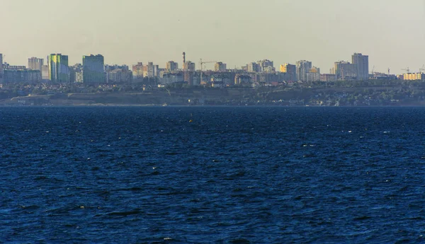 壮丽的全景 可欣赏从大海到沿海地带的城市日落前在柔和的阳光下 岸上的高层建筑和商业设施 — 图库照片