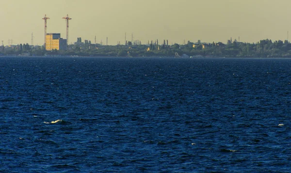 壮丽的全景 可欣赏从大海到沿海地带的城市日落前在柔和的阳光下 岸上的高层建筑和商业设施 — 图库照片