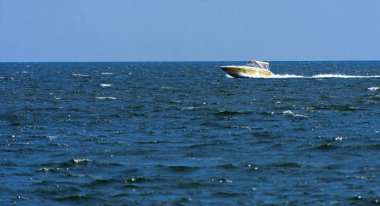 Odessa, Ukrayna - 08 Ağustos 2018. Açık denizde yürüyüşleri için mavi gökyüzü karşı yumuşak güneş ışığı akşam gemi. Yaz macera, tatil, etkin yaz tatil kavramı üzerinde Karadeniz, Ukrayna