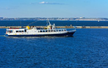 Odessa, Ukrayna - 08 Ağustos 2018. Açık denizde yürüyüşleri için mavi gökyüzü karşı yumuşak güneş ışığı akşam gemi. Yaz macera, tatil, etkin yaz tatil kavramı üzerinde Karadeniz, Ukrayna