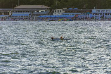 Odessa, Ukrayna - 08 Ağustos 2018. Açık denizde yürüyüşleri için mavi gökyüzü karşı yumuşak güneş ışığı akşam gemi. Yaz macera, tatil, etkin yaz tatil kavramı üzerinde Karadeniz, Ukrayna