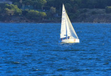 Odessa, Ukrayna - 08 Ağustos 2018. Açık denizde mavi gökyüzü karşı yumuşak güneş ışığı akşam içinde muhteşem Yelkenli. Yaz macera, tatil, etkin yaz tatil kavramı üzerinde Karadeniz, Ukrayna