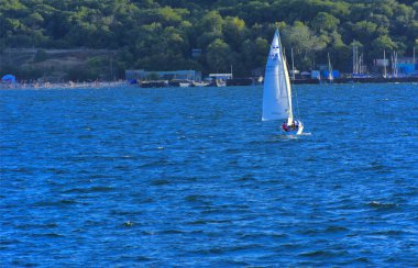 Odessa, Ukrayna - 08 Ağustos 2018. Açık denizde mavi gökyüzü karşı yumuşak güneş ışığı akşam içinde muhteşem Yelkenli. Yaz macera, tatil, etkin yaz tatil kavramı üzerinde Karadeniz, Ukrayna