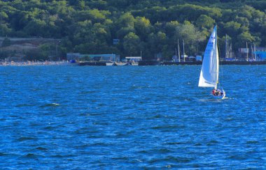 Odessa, Ukrayna - 08 Ağustos 2018. Açık denizde mavi gökyüzü karşı yumuşak güneş ışığı akşam içinde muhteşem Yelkenli. Yaz macera, tatil, etkin yaz tatil kavramı üzerinde Karadeniz, Ukrayna