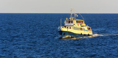 Odessa, Ukrayna - 08 Ağustos 2018. Açık denizde yürüyüşleri için mavi gökyüzü karşı yumuşak güneş ışığı akşam gemi. Yaz macera, tatil, etkin yaz tatil kavramı üzerinde Karadeniz, Ukrayna