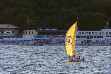 Odessa, Ukrayna - 08 Ağustos 2018. Açık denizde mavi gökyüzü karşı yumuşak güneş ışığı akşam içinde muhteşem Yelkenli. Yaz macera, tatil, etkin yaz tatil kavramı üzerinde Karadeniz, Ukrayna