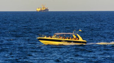 Odessa, Ukrayna - 08 Ağustos 2018. Açık denizde yürüyüşleri için mavi gökyüzü karşı yumuşak güneş ışığı akşam gemi. Yaz macera, tatil, etkin yaz tatil kavramı üzerinde Karadeniz, Ukrayna