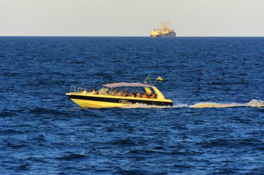 Odessa, Ukrayna - 08 Ağustos 2018. Açık denizde yürüyüşleri için mavi gökyüzü karşı yumuşak güneş ışığı akşam gemi. Yaz macera, tatil, etkin yaz tatil kavramı üzerinde Karadeniz, Ukrayna