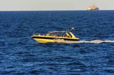 Odessa, Ukrayna - 08 Ağustos 2018. Açık denizde yürüyüşleri için mavi gökyüzü karşı yumuşak güneş ışığı akşam gemi. Yaz macera, tatil, etkin yaz tatil kavramı üzerinde Karadeniz, Ukrayna