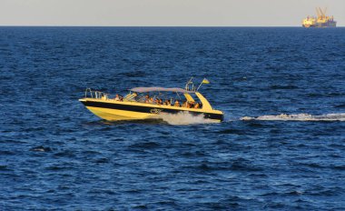 Odessa, Ukrayna - 08 Ağustos 2018. Açık denizde yürüyüşleri için mavi gökyüzü karşı yumuşak güneş ışığı akşam gemi. Yaz macera, tatil, etkin yaz tatil kavramı üzerinde Karadeniz, Ukrayna