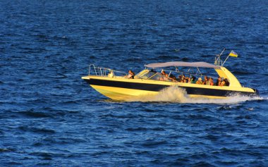 Odessa, Ukrayna - 08 Ağustos 2018. Açık denizde yürüyüşleri için mavi gökyüzü karşı yumuşak güneş ışığı akşam gemi. Yaz macera, tatil, etkin yaz tatil kavramı üzerinde Karadeniz, Ukrayna