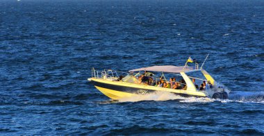 Odessa, Ukrayna - 08 Ağustos 2018. Açık denizde yürüyüşleri için mavi gökyüzü karşı yumuşak güneş ışığı akşam gemi. Yaz macera, tatil, etkin yaz tatil kavramı üzerinde Karadeniz, Ukrayna