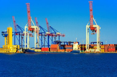 Odessa, Ukrayna - 8 Ağustos 2018. Büyük çalışma containerships ve yumuşak renkleri güzel akşam mavi gökyüzü karşı Tersane, gemi için çeşitli yükleri yüklemek için vinç. Kargo teslim