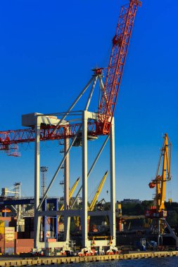 Odessa, Ukrayna - 8 Ağustos 2018. Büyük çalışma containerships ve yumuşak renkleri güzel akşam mavi gökyüzü karşı Tersane, gemi için çeşitli yükleri yüklemek için vinç. Kargo teslim