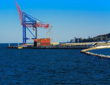 Odessa, Ukrayna - 8 Ağustos 2018. Büyük çalışma containerships ve yumuşak renkleri güzel akşam mavi gökyüzü karşı Tersane, gemi için çeşitli yükleri yüklemek için vinç. Kargo teslim
