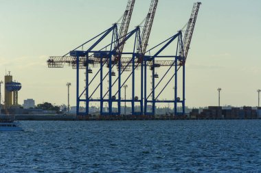 Odessa, Ukrayna - 8 Ağustos 2018. Büyük çalışma containerships ve yumuşak renkleri güzel akşam mavi gökyüzü karşı Tersane, gemi için çeşitli yükleri yüklemek için vinç. Kargo teslim