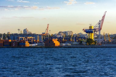 Odessa, Ukrayna - 8 Ağustos 2018. Büyük çalışma containerships ve yumuşak renkleri güzel akşam mavi gökyüzü karşı Tersane, gemi için çeşitli yükleri yüklemek için vinç. Kargo teslim