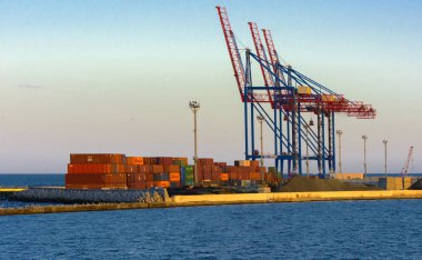 Odessa, Ukrayna - 8 Ağustos 2018. Büyük çalışma containerships ve yumuşak renkleri güzel akşam mavi gökyüzü karşı Tersane, gemi için çeşitli yükleri yüklemek için vinç. Kargo teslim